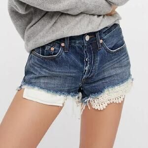 New We The Free Daisy Chain Crochet Lace Denim Cutoff Shorts $88 Size 24 Avery